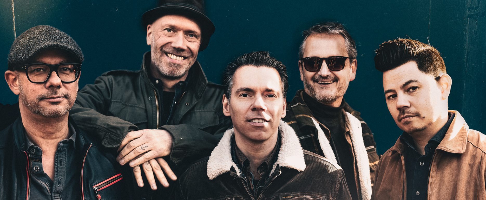 Groepsfoto van de band Little Steve & the Big Beat tijdens de albumopname, vastgelegd door Graphik. De afbeelding toont de bandleden samen in de studio, in hun element, terwijl ze hun muzikale visie tot leven brengen.