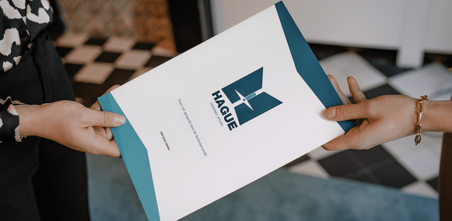 Een vormgegeven map voor Hague Corporate Affairs, ontworpen om hun professionele identiteit en branding te versterken, met een focus op een strakke en zakelijke uitstraling.