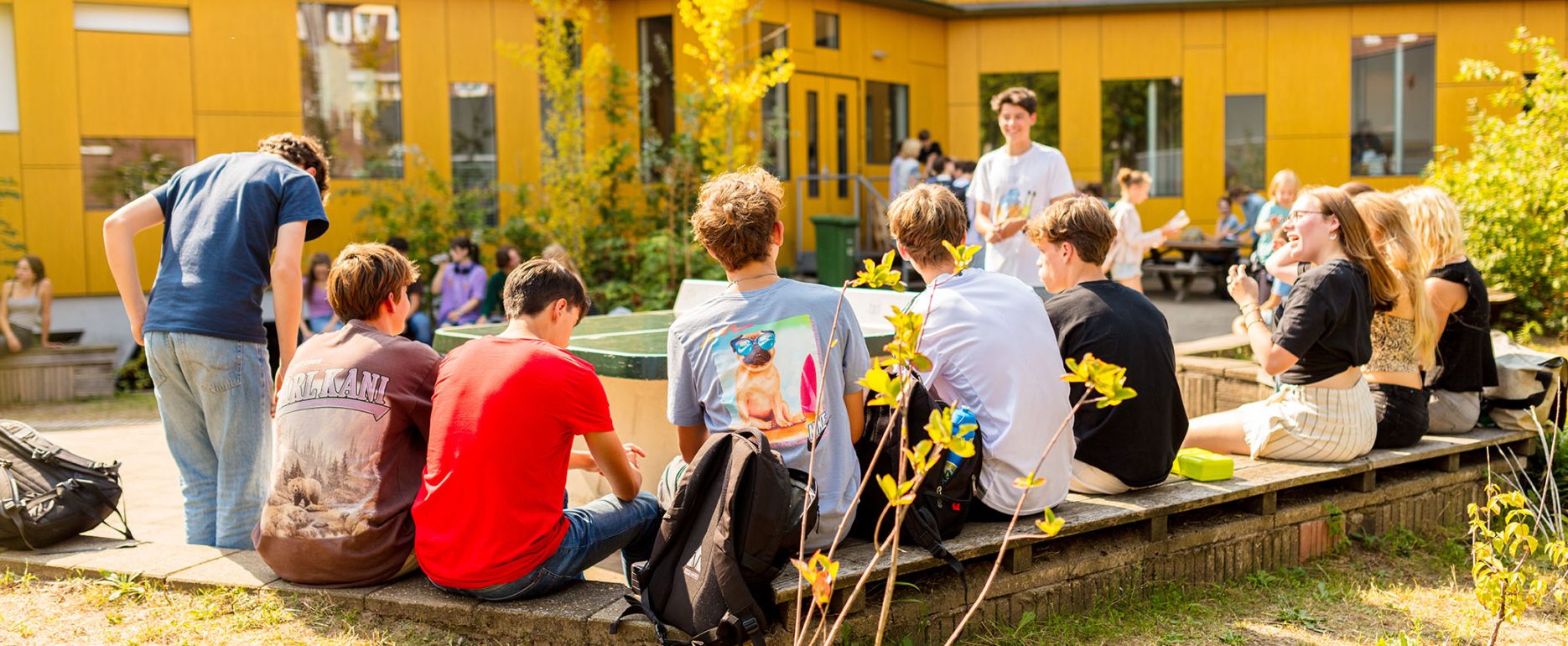 Leerlingen in gesprek op het schoolplein van Karel de Grote College – sociaal sfeerbeeld