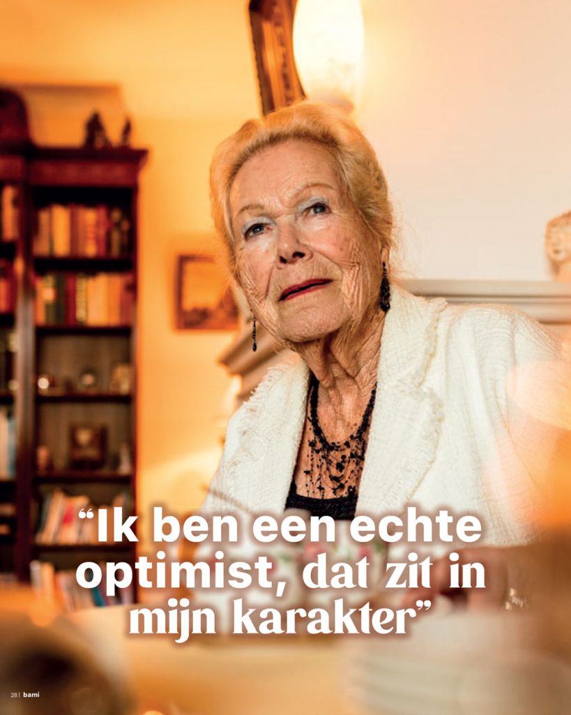 Redactionele portretfotografie voor BAMI Magazine van een oudere dorpsbewoner, gefotografeerd in haar woonkamer bij een persoonlijk interview.”