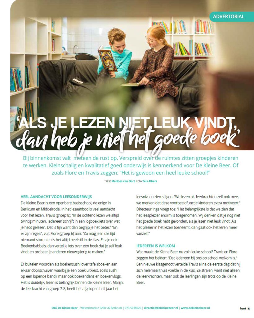 Twee kinderen (een jongen en een meisje) zitten ontspannen op een bank een boek te lezen in basisschool De Kleine Beer. Advertorial fotografie voor BAMI magazine over het belang van leesplezier in het onderwijs in Berlicum.