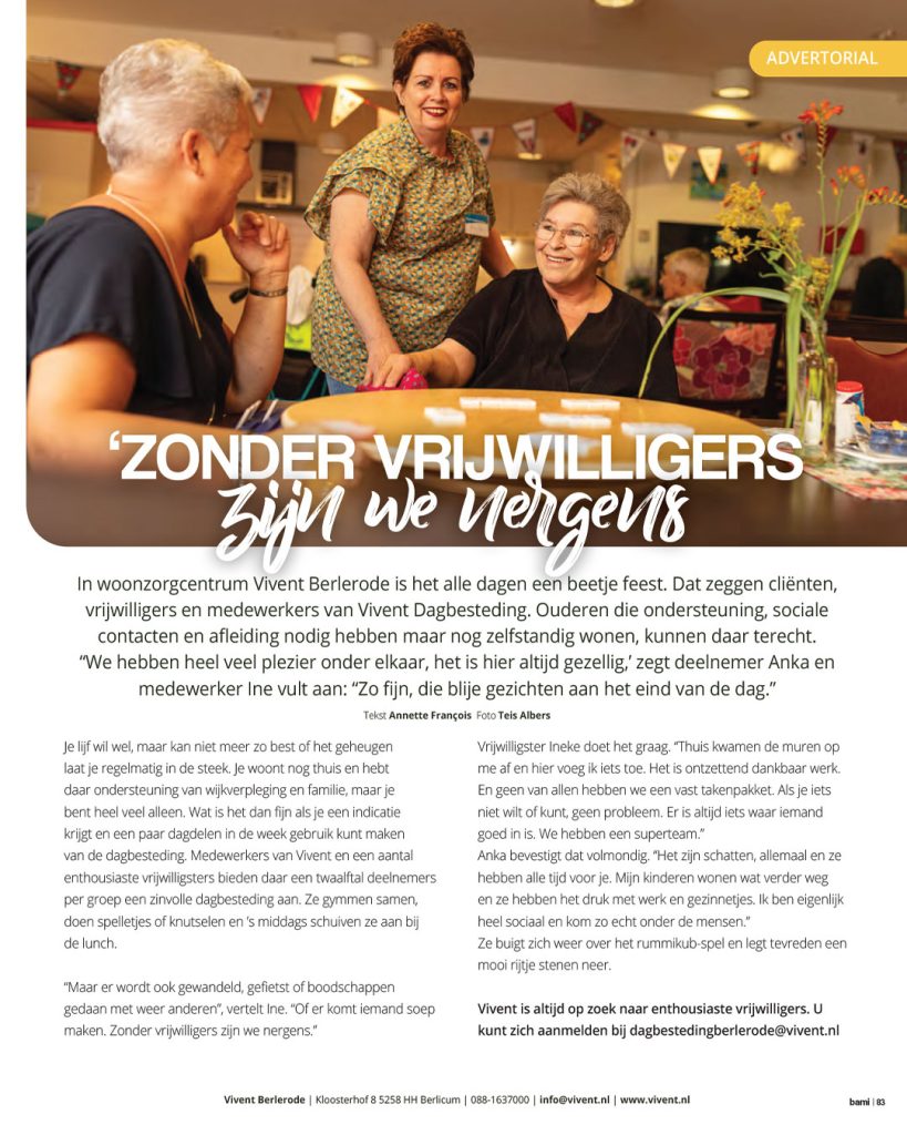 Warm en vrolijk beeld van een vrijwilliger en een oudere dame die samen een spelletje Rummikub spelen in woonzorgcentrum Vivent Berlerode. Advertorial fotografie voor BAMI magazine over de waarde van vrijwilligers.