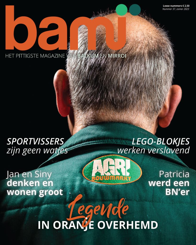 Coverfoto van BAMI magazine (zomer 2023) die een oudere man op de rug toont. Hij draagt een groene werkjas met het logo van Agri Bouwmarkt. De koptekst luidt 'Legende in oranje overhemd'. Unieke coverfotografie zonder gezicht.