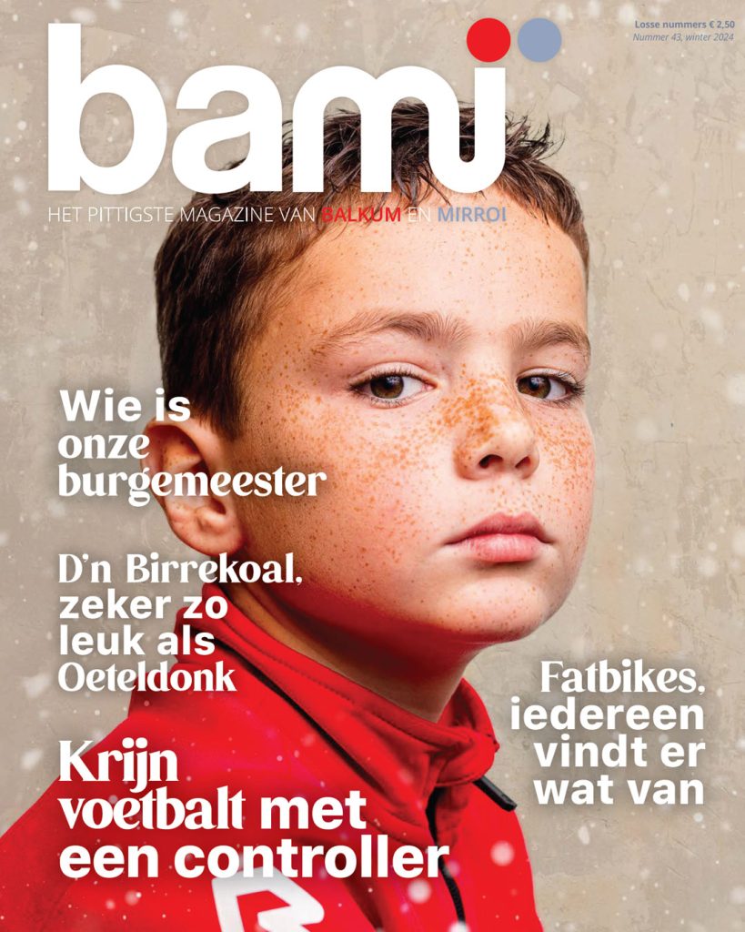 Close-up coverfoto van BAMI magazine winter 2024. Portret van een jonge jongen met sproeten en een rode trui, die recht in de camera kijkt. Fotografie voor de dorpsglossy van Berlicum en Middelrode.