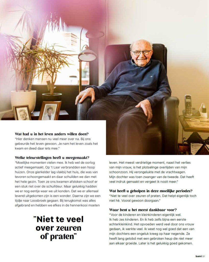 Sfeervol portret van een lachende oudere man in een leren stoel bij het raam, gefotografeerd voor dorpsglossy BAMI in Berlicum. Redactionele fotografie met natuurlijk tegenlicht.
