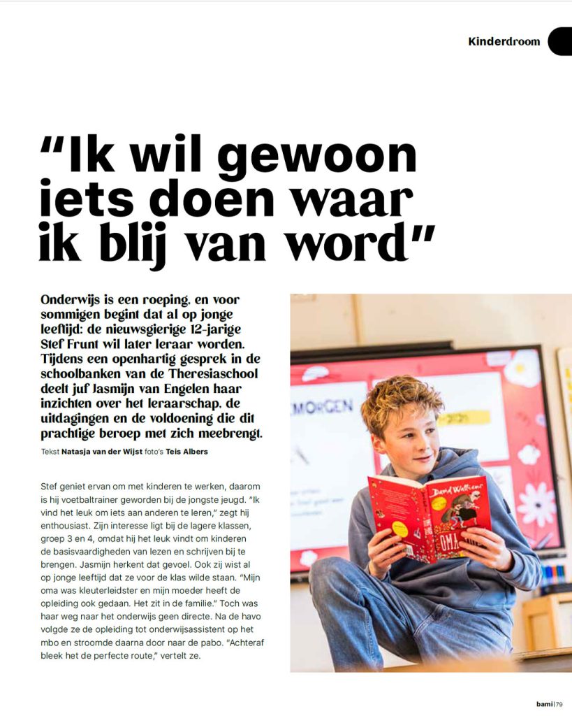 Vrolijk portret van een 12-jarige jongen die een boek leest in een klaslokaal van de Theresiaschool. Gefotografeerd voor de rubriek Kinderdroom in dorpsglossy BAMI (Berlicum)