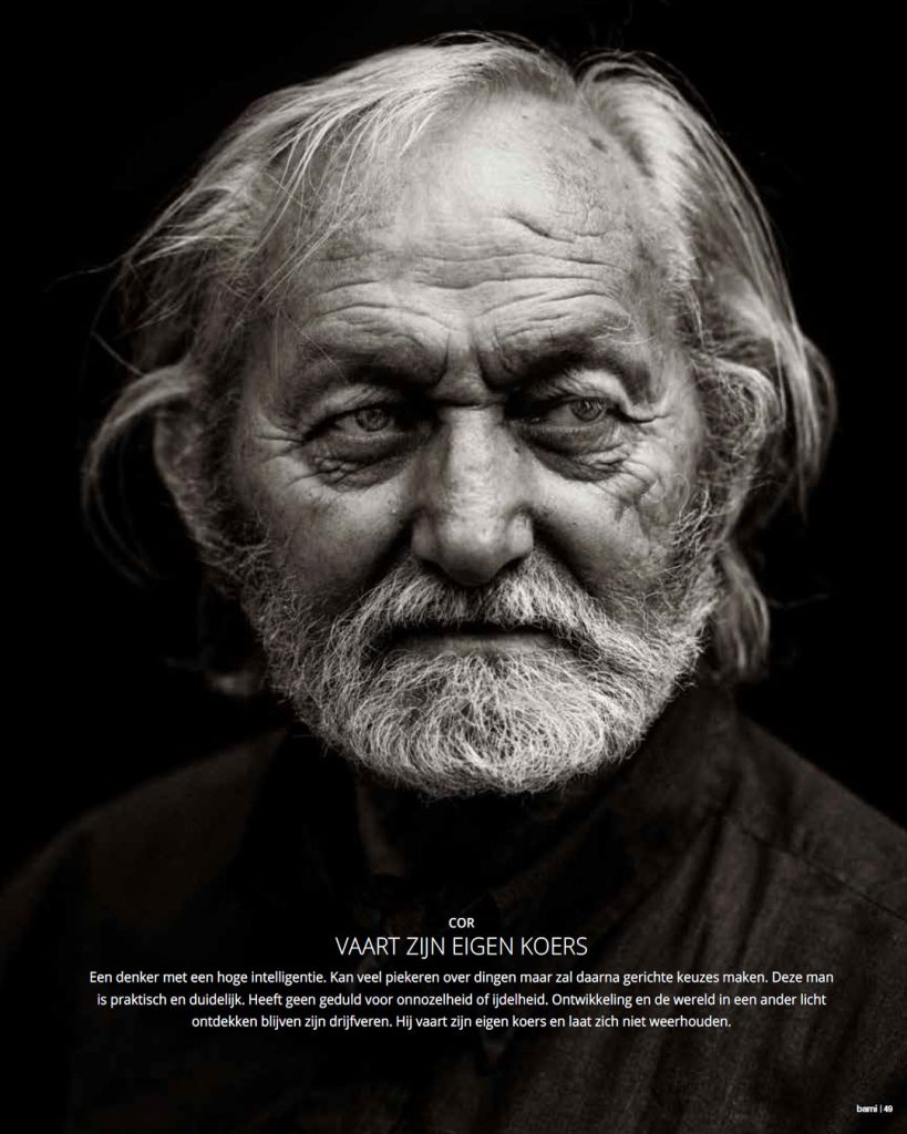 Rauw zwart-wit portret van Cor, een oudere man met baard en warrig haar die indringend wegkijkt. Close-up fotografie tegen een zwarte achtergrond voor BAMI magazine bij het artikel 'Vaart zijn eigen koers'.