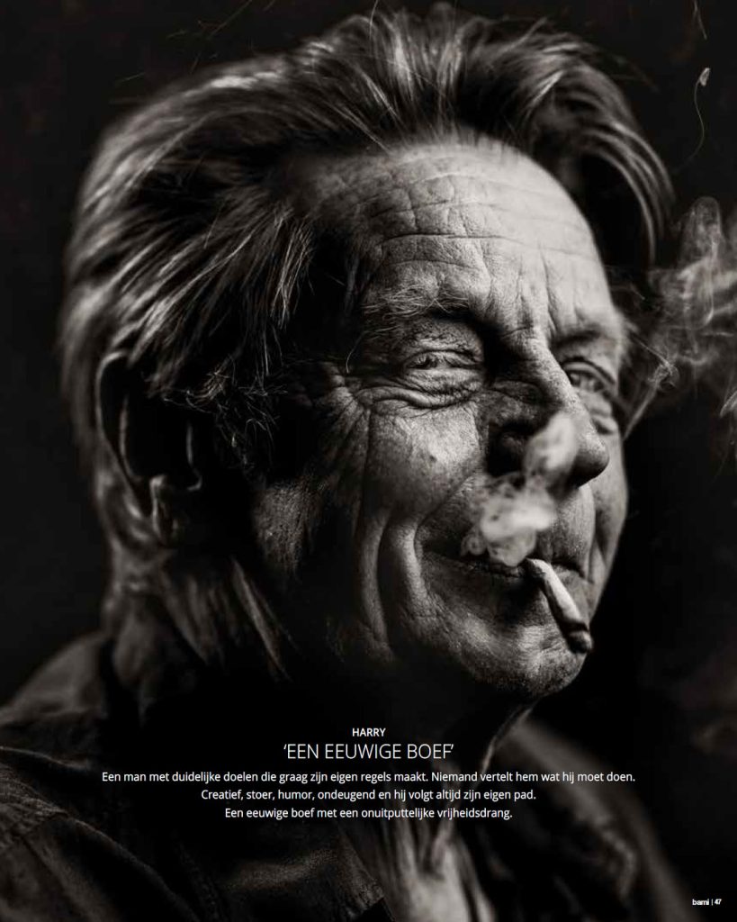 Sfeervol zwart-wit portret van een oudere man (Harry) die een sigaret rookt. De rook kringelt om zijn getekende gezicht. Close-up profiel voor het artikel 'Een eeuwige boef' in BAMI magazine.