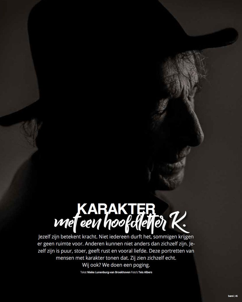 Donker, artistiek silhouet van een oudere man met een hoed, en-profil gefotografeerd tegen een zwarte achtergrond. Openingsbeeld voor de rubriek 'Karakter' in BAMI magazine.